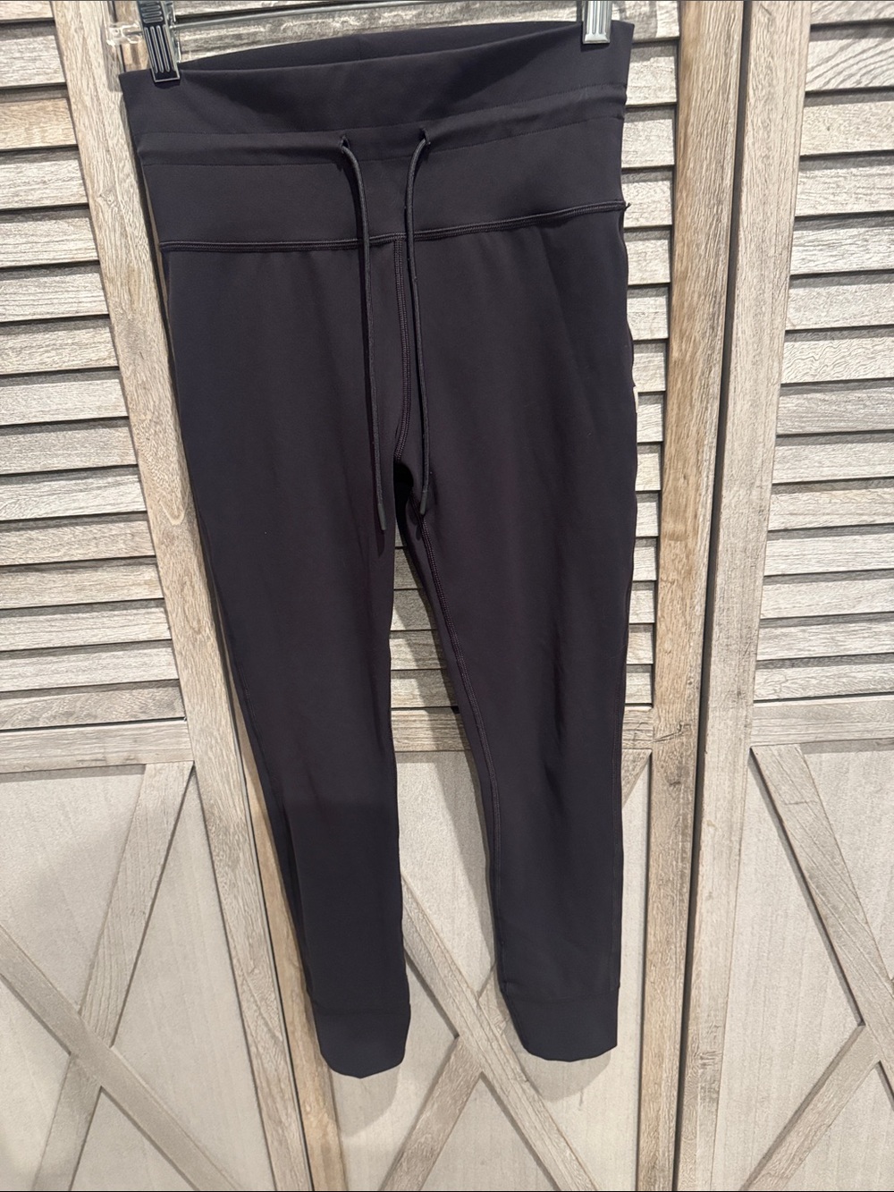 Vuori Daily Pull-On Jogger -Size Medium High Rise Waistband With pull string